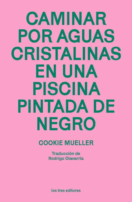 CAMINAR POR AGUAS CRISTALINAS EN UNA PISCINA PINTADA DE NEGRO